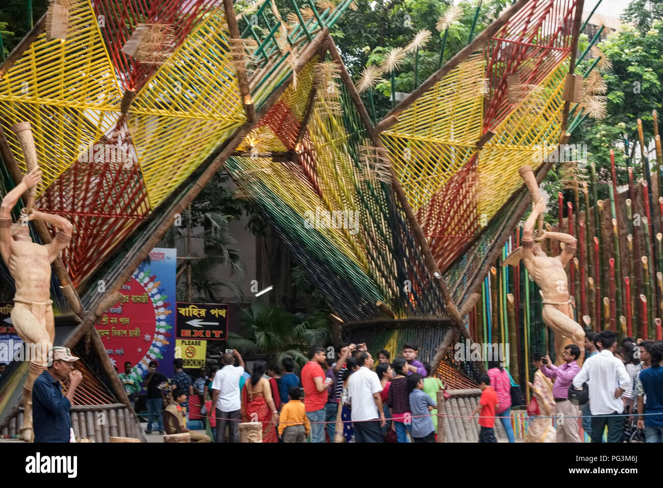 Linea di visitatori fino ,per sguardo interno ,presso un famoso,Durga puja pandal,visualizzare ,eco-friendly ambiente.-,tema, a sud di Kolkata,l'India. Foto Stock