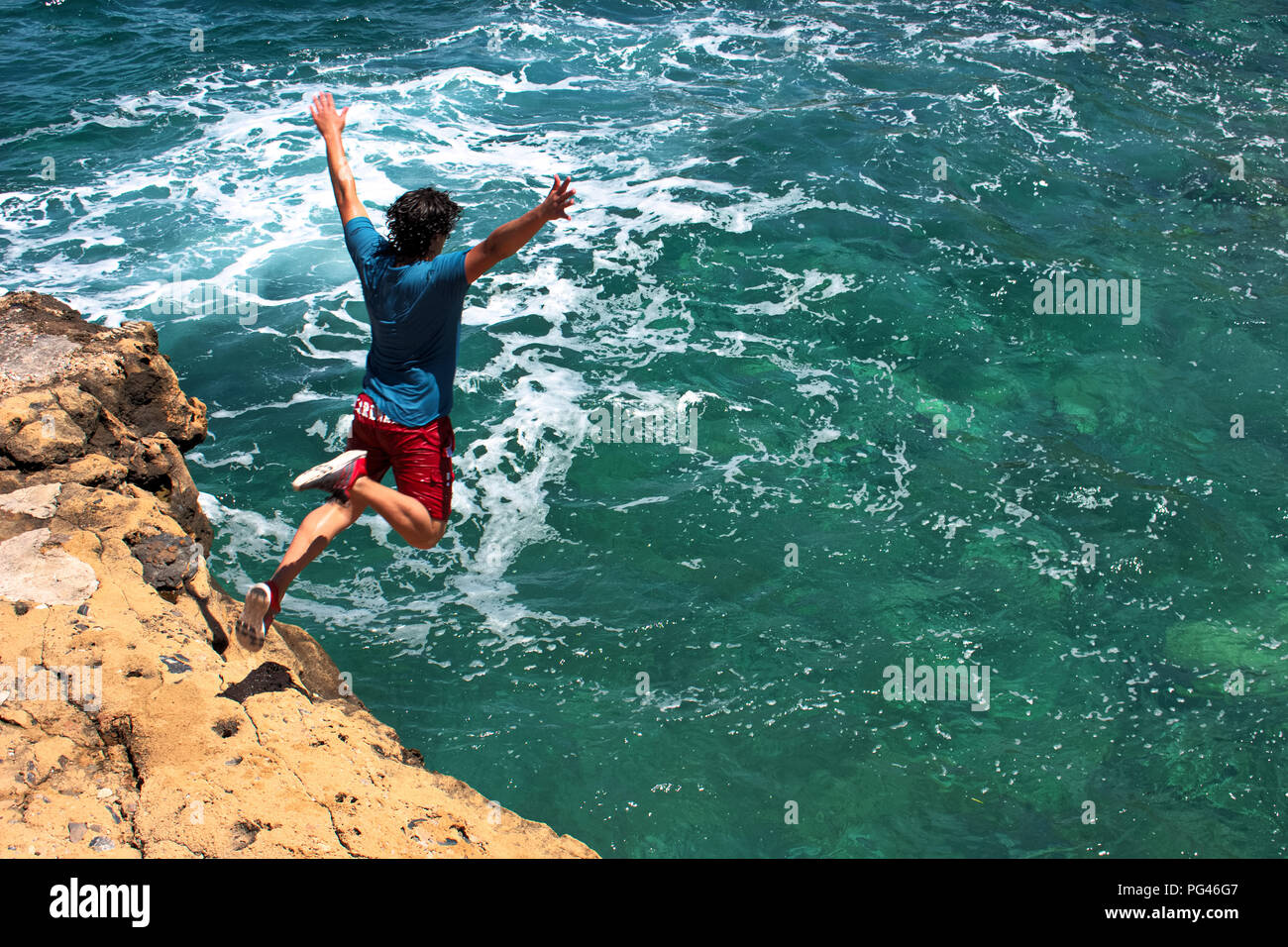 Pronti per fare il salto cliff jumping in Grecia la libertà Foto Stock