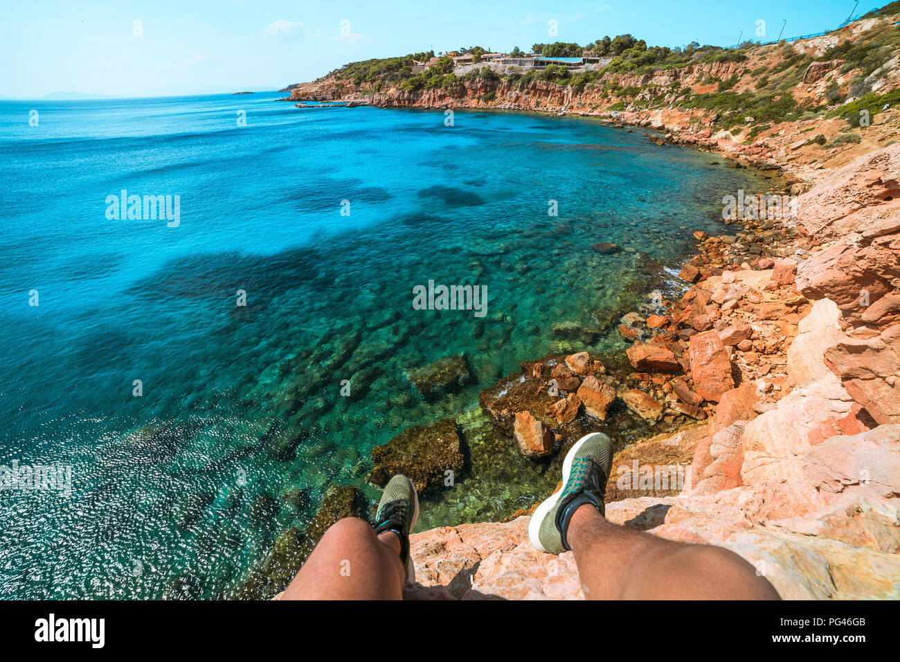 Gambe pendenti sulla rupe in Grecia, Bluewater summer adventure Foto Stock