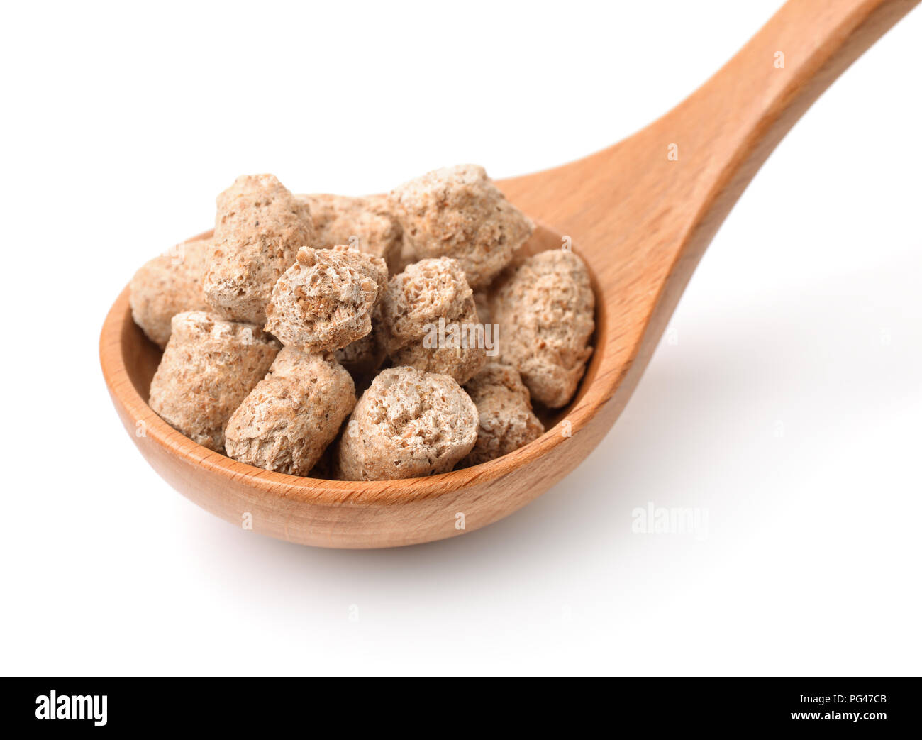 Cucchiaio con crusca di avena Agglomerati in forma di pellets isolato su bianco Foto Stock