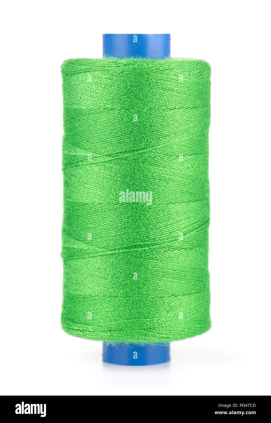 Rocchetto di filo verde isolato su bianco Foto stock - Alamy