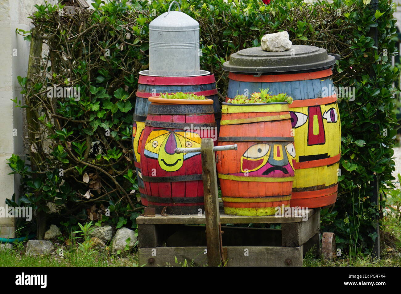 Divertente e colorato modo di decorare il legno vecchio botti da vino in Francia Foto Stock