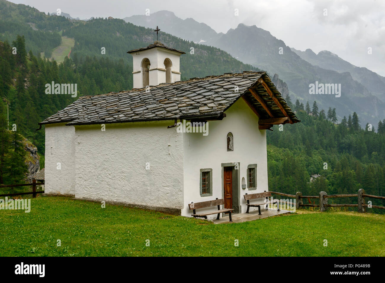 Vista della piccola cappella di montagna, girato con una luminosa estate giorno nuvoloso vicino a Gressoney La Trinite, valle del Lys, Aosta, Italia Foto Stock