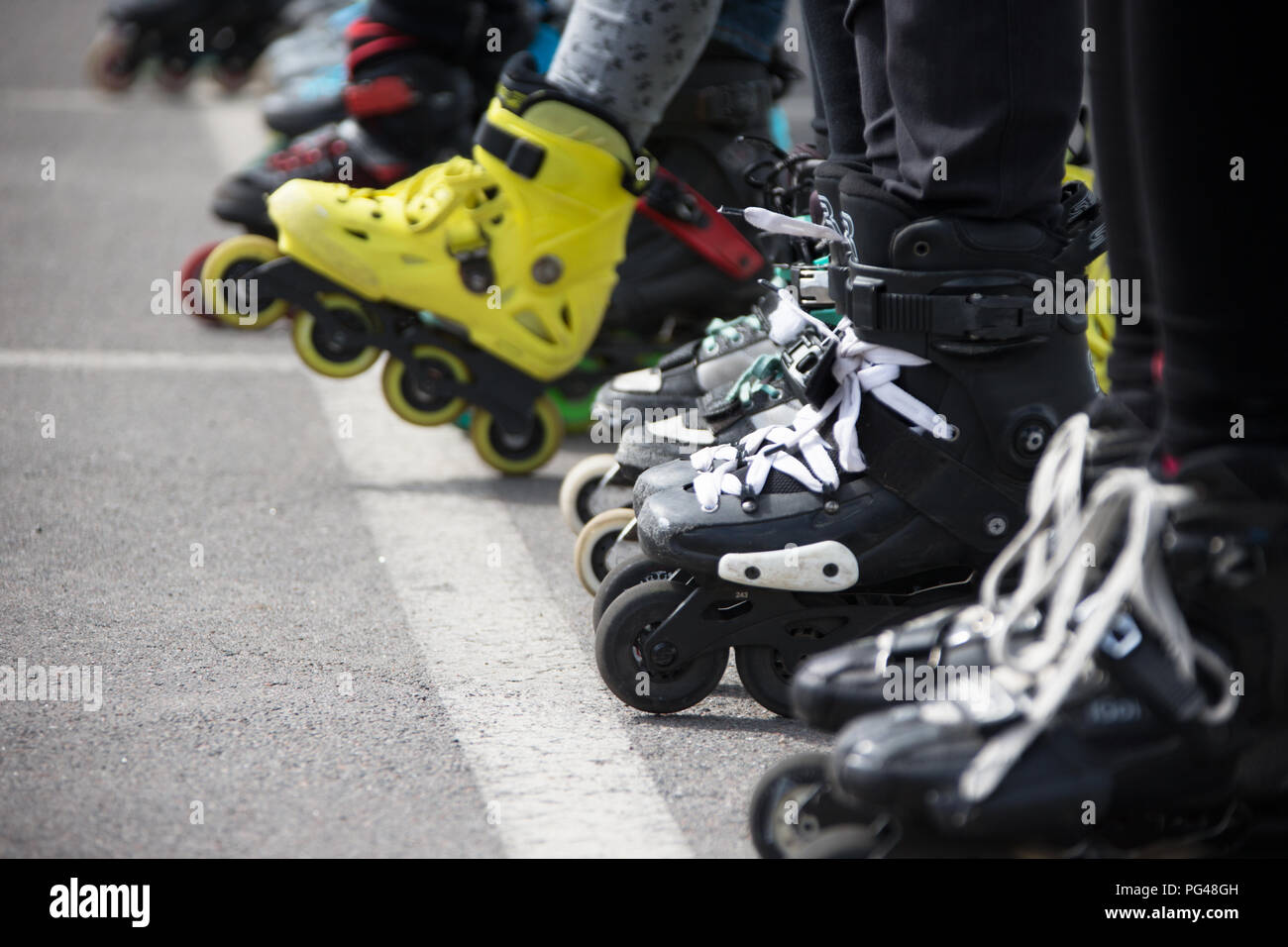 Vista ravvicinata delle ruote prima di pattinaggio.gambe in rollskikovye pattini sono allineate in una fila Foto Stock