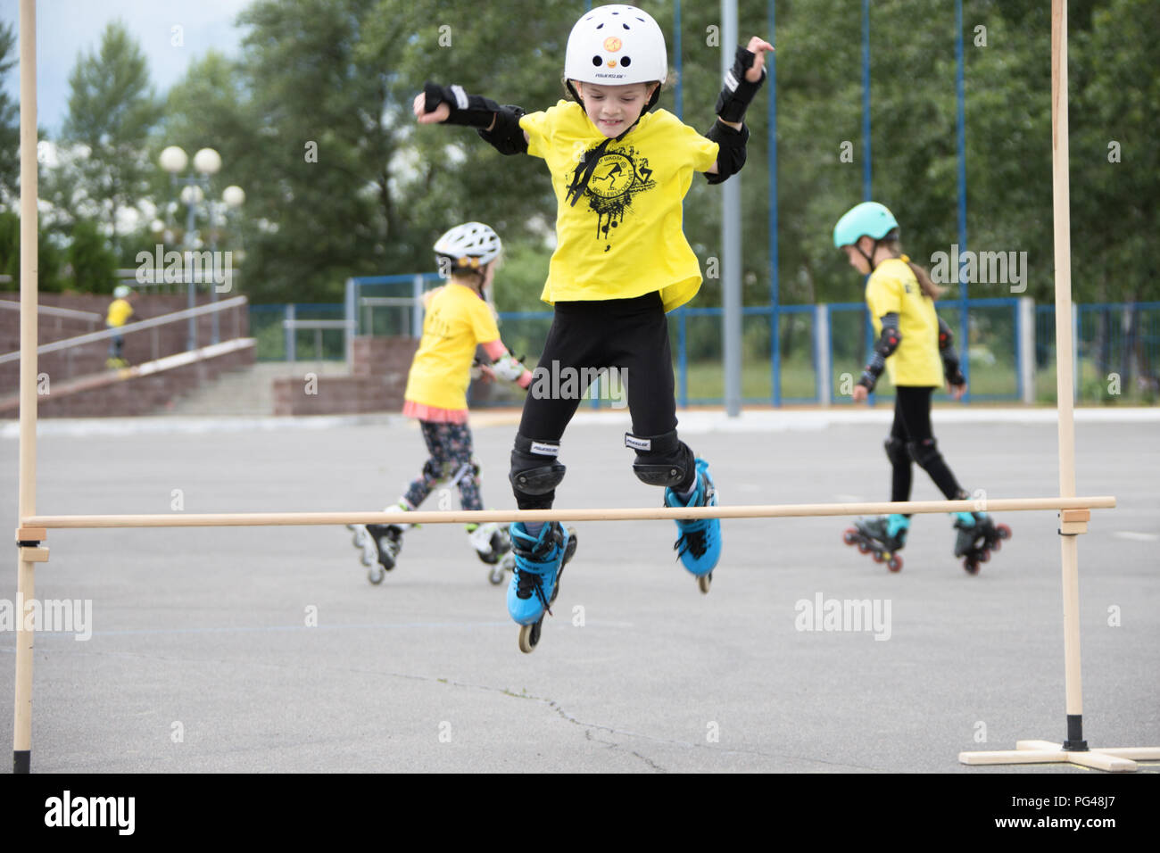 La Bielorussia, Gomel, Giugno 24, 2018. Central Park. I bambini della concorrenza nel rullo sport.La ragazzina salta su rulli attraverso un barbell Foto Stock
