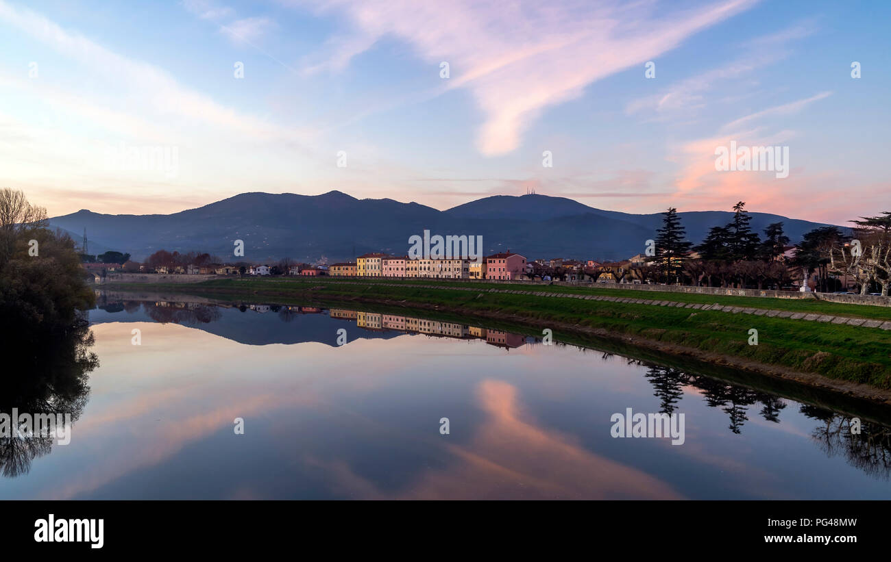 Glorioso tramonto sull'incantevole villaggio Toscano di Calcinaia, Pisa, Italia Foto Stock