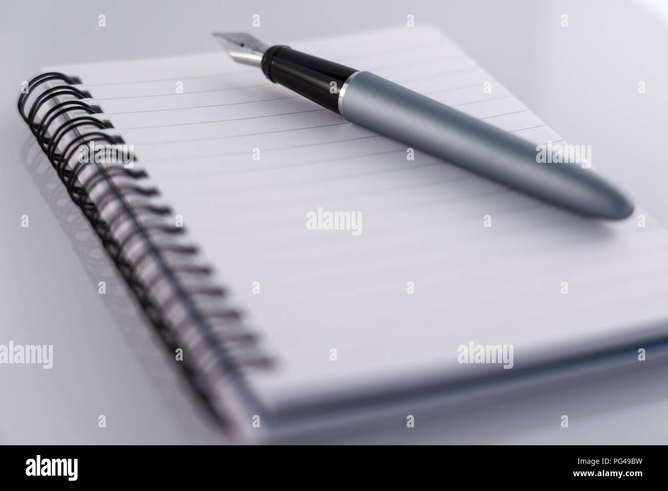 Penna stilografica e un notebook Foto Stock