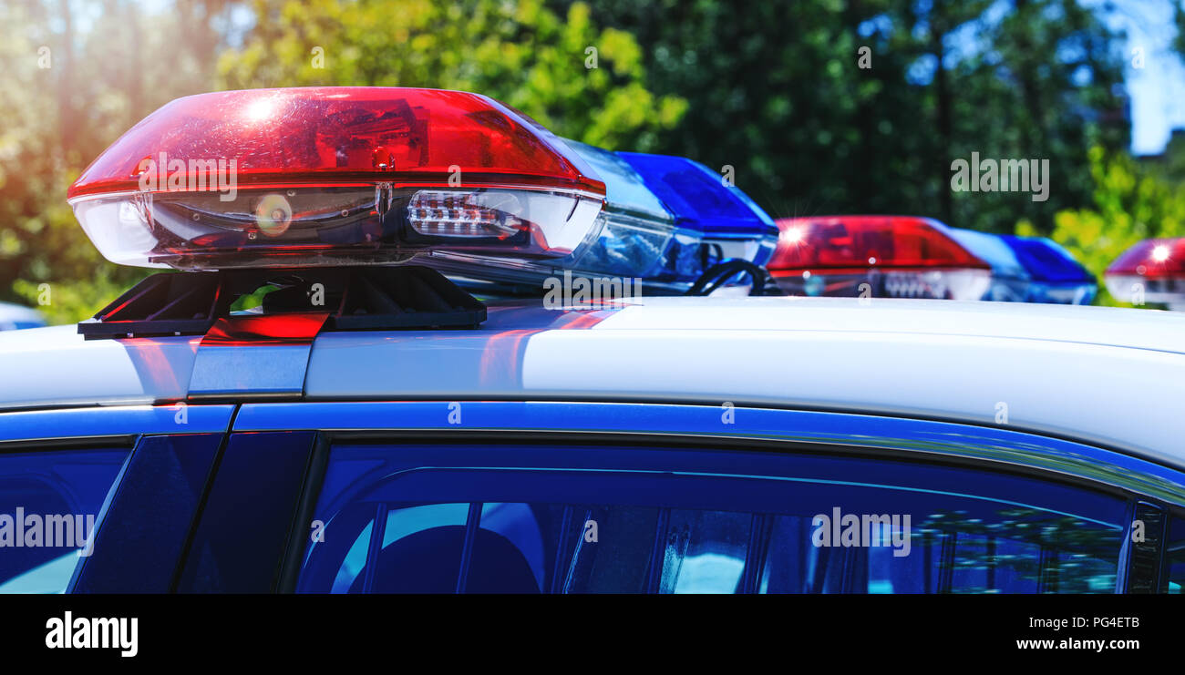 Pattuglia di polizia auto con belle sirene di emergenza luci. Poliziotti canadesi nel controllo del traffico attività. Un raid della polizia per arresto e arresto del crimine d Foto Stock