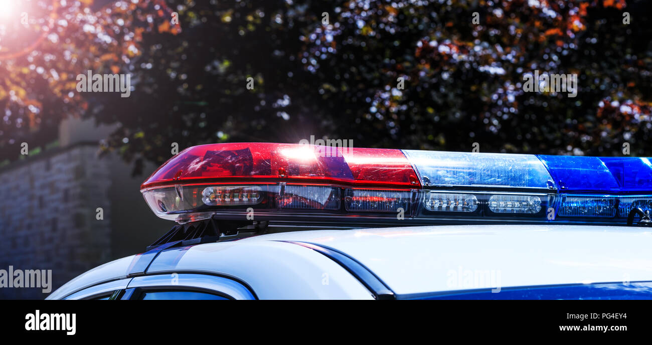 Luci di polizia sulla vettura durante la sorveglianza del traffico sulla strada della città. La luce del flash sul veicolo dei servizi di emergenza. Il rosso e il blu lampeggia sul c Foto Stock