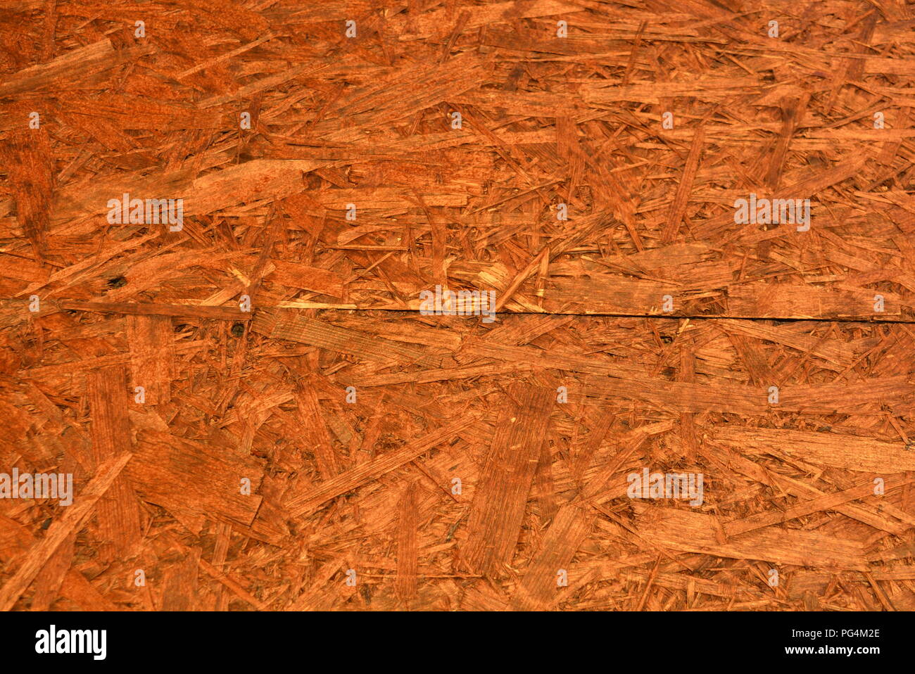 Truciolato orientato alla costruzione rivestito con vernice marrone, piastra di fondo in legno originale. Foto Stock