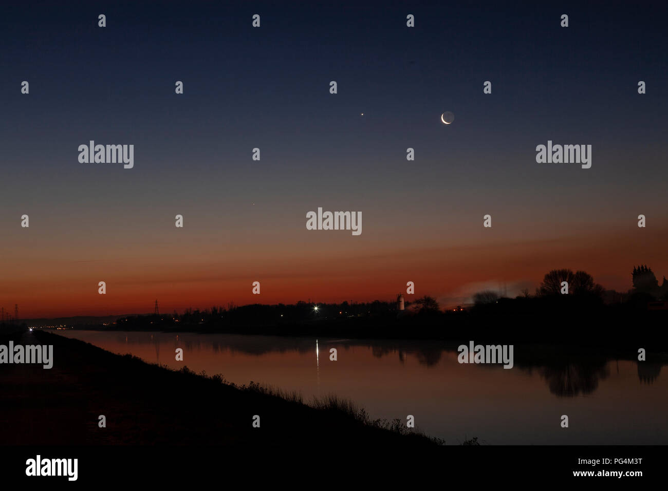 Luna e pianeti oltre il fiume Dee a Deeside, il Galles del Nord Foto Stock