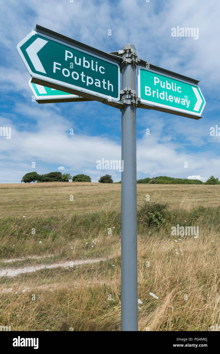 Sentiero pubblico segno nella campagna britannica sulla South Downs colline nel West Sussex, in Inghilterra, Regno Unito. Foto Stock