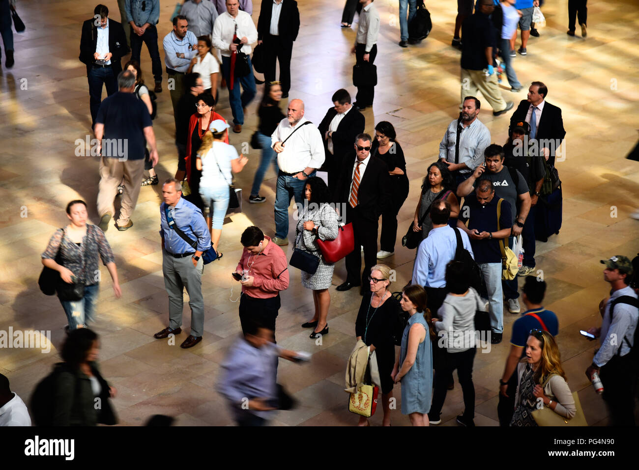 La città di New York, Stati Uniti d'America - 21 Giugno 2018: folla di persone sono in attesa per l'annuncio della partenza dei treni nella sala principale della Grand Central Station Foto Stock