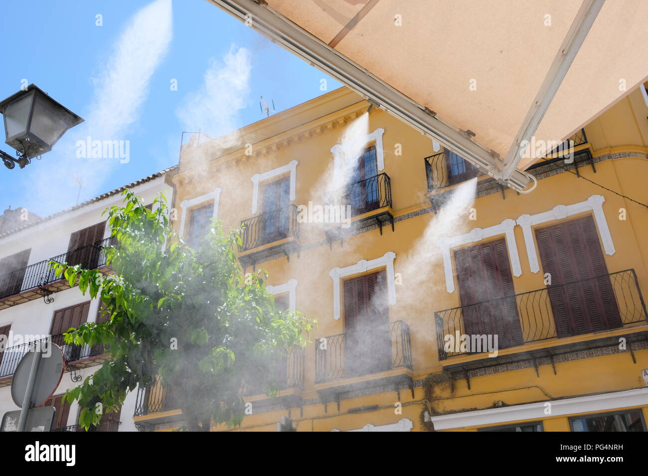 Café nebulizzatori (spruzzi d'acqua) nel ristorante Le Terrazze di Siviglia Foto Stock