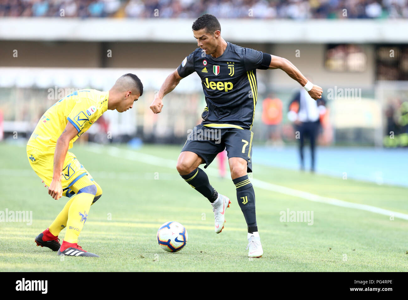 Cristiano Ronaldo della Juventus FC in azione durante la serie di una partita di calcio tra Chievo Verona e la Juventus fc. Foto Stock