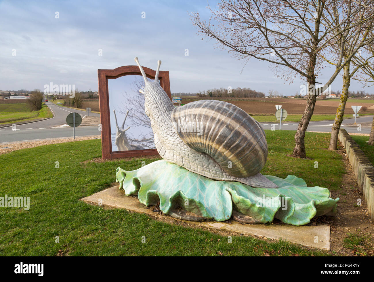 Vicino Lorignac, Charente-Maritime, Nouvelle-Aquitaine, Francia. Scultura di lumaca sul Lorignac rotonda. Foto Stock