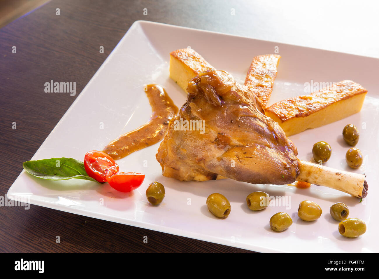 Francese e Italiano di gastronomia, topi di Agnello con olive Foto Stock