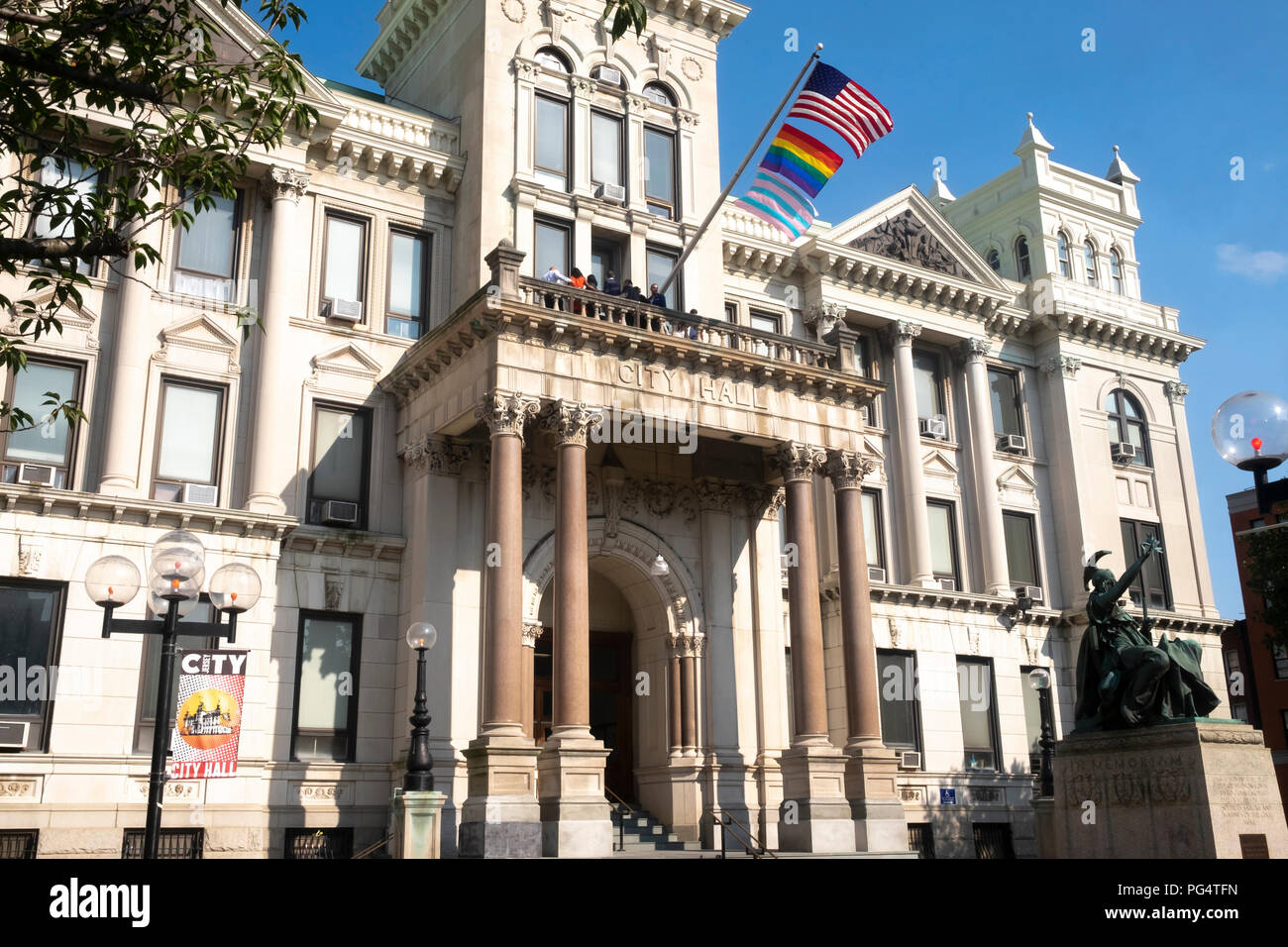 Transgender, orgoglio e bandiera americana pendono sul municipio in Jersey City, Stati Uniti d'America Foto Stock