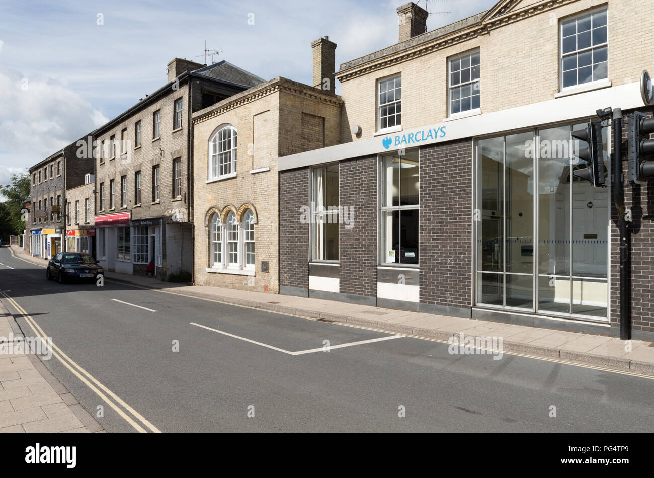 Barclays Bank e negozi di fronte al Bell Hotel, Bridge Street, Thetford, Regno Unito. Unsharpened Foto Stock