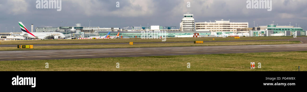 Panoramica degli edifici all'Aeroporto di Manchester Foto Stock