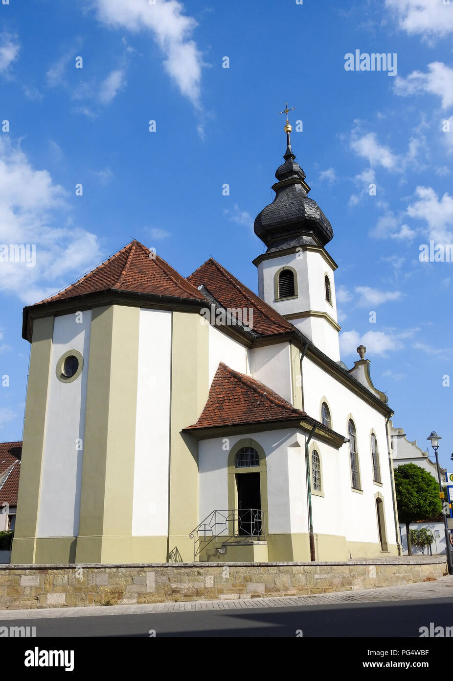 Vista esterna alla Cattolica San Bartholomaeus chiesa in Roedelsee Bavaria Foto Stock