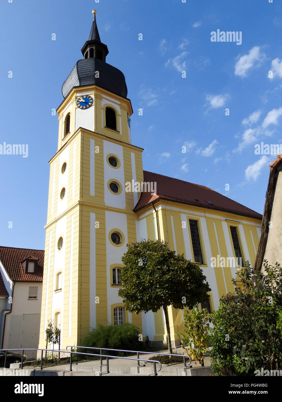 Vista esterna alla comunità luterana St. Bartholomaeus chiesa in Roedelsee Bavaria Foto Stock