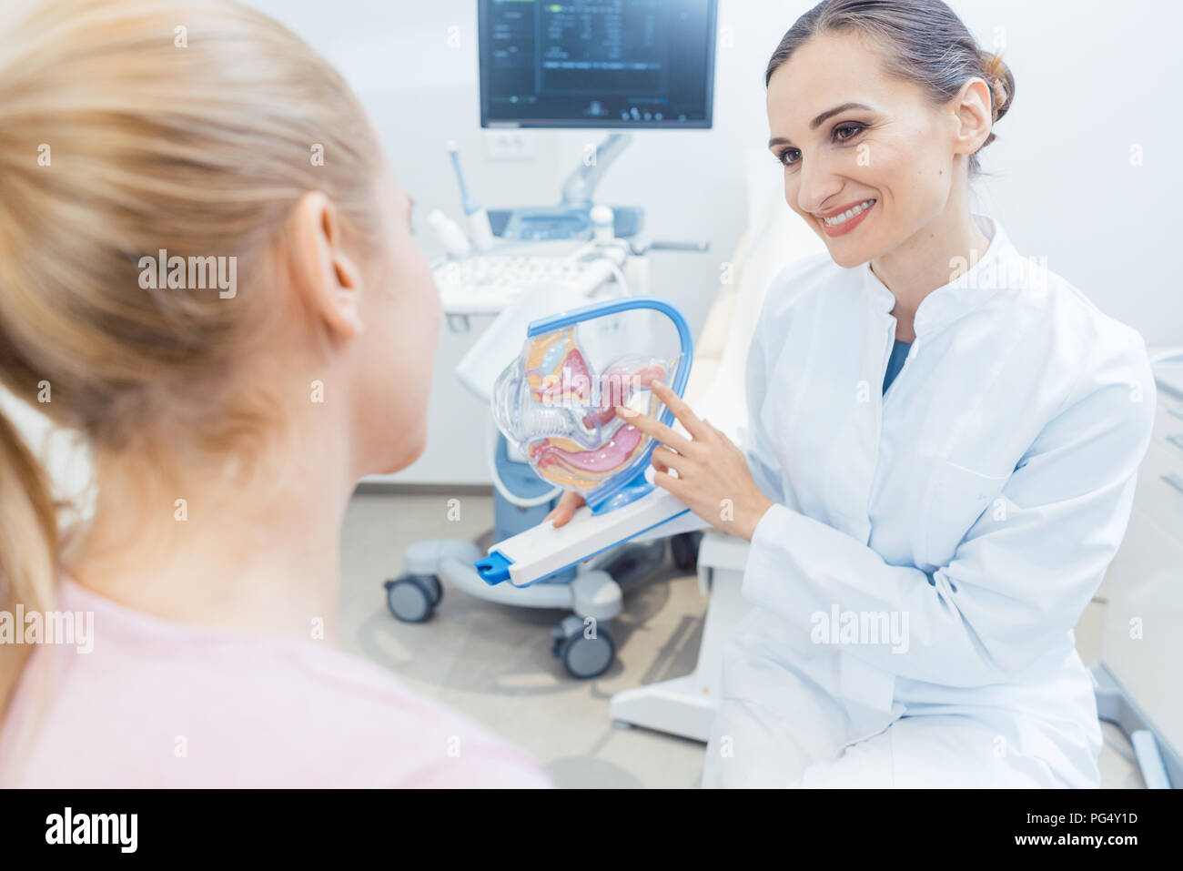 Donna senza figli nella clinica di fertilità parlando al medico Foto Stock