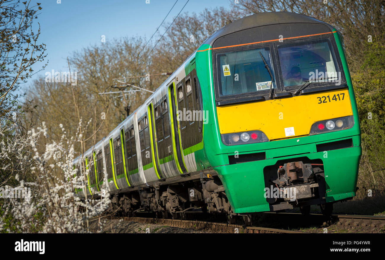Classe 321 treni passeggeri in London Midland livrea che viaggia lungo la via sulla linea di Abbazia, Inghilterra. Foto Stock