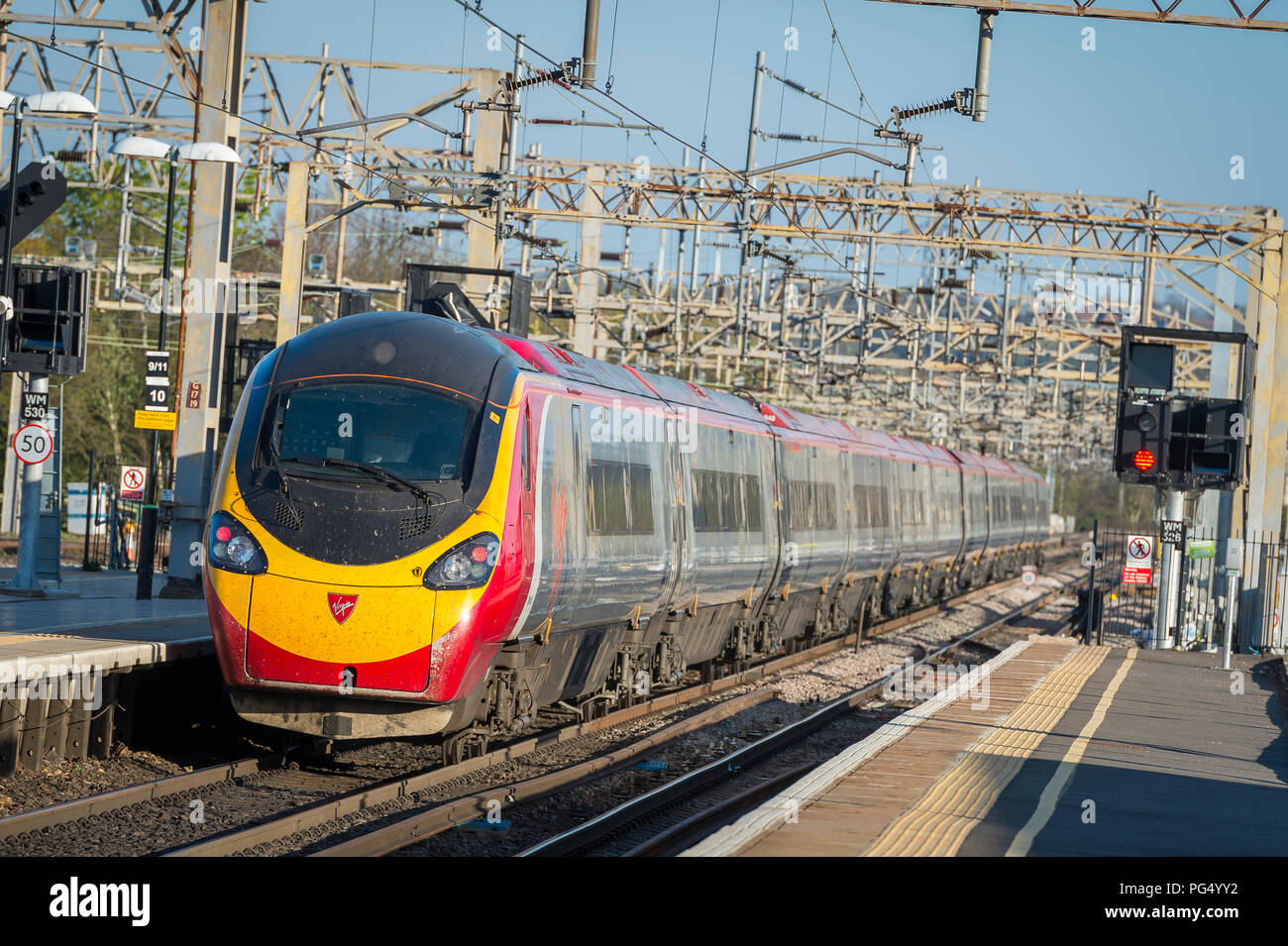 Treni del Virgin pendolino classe 390 elettriche ad alta velocità ferroviaria in corrispondenza di una stazione ferroviaria sulla linea di Abbazia, Hertfordshire, Regno Unito. Foto Stock