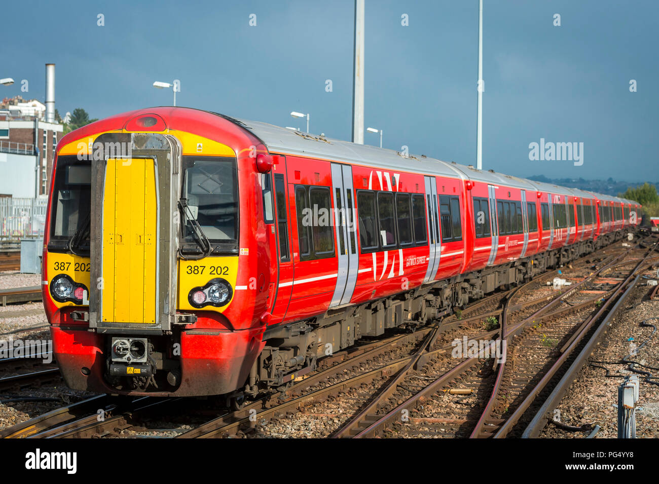 Classe 387 passeggeri in treno Gatwick Express livrea, Londra, Inghilterra. Foto Stock