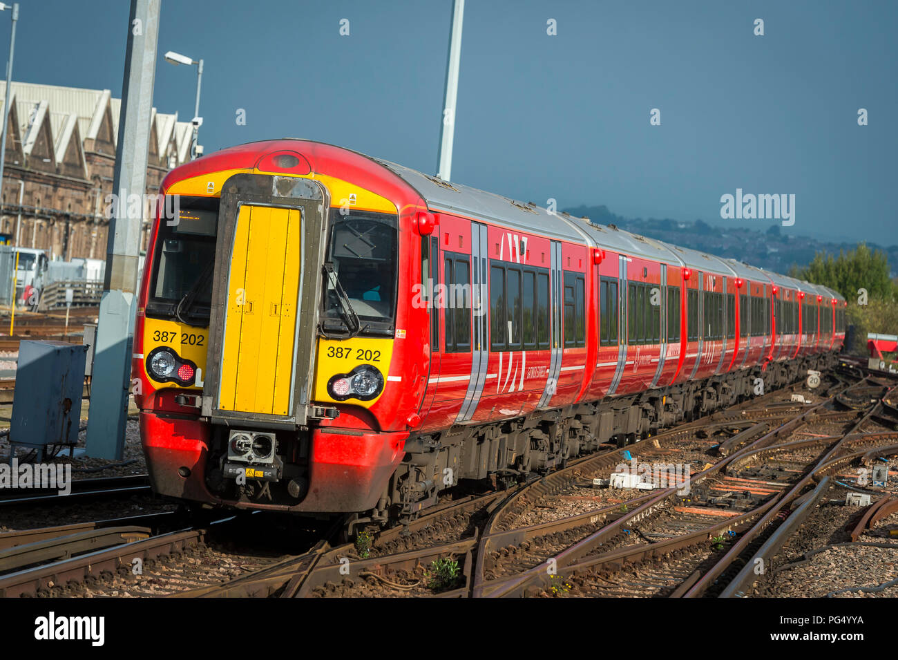 Classe 387 passeggeri in treno Gatwick Express livrea, Londra, Inghilterra. Foto Stock