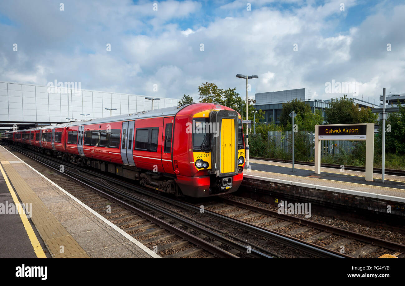 Classe 387 passeggeri in treno Gatwick Express livrea, all'aeroporto di Gatwick alla stazione ferroviaria di Londra, Inghilterra. Foto Stock