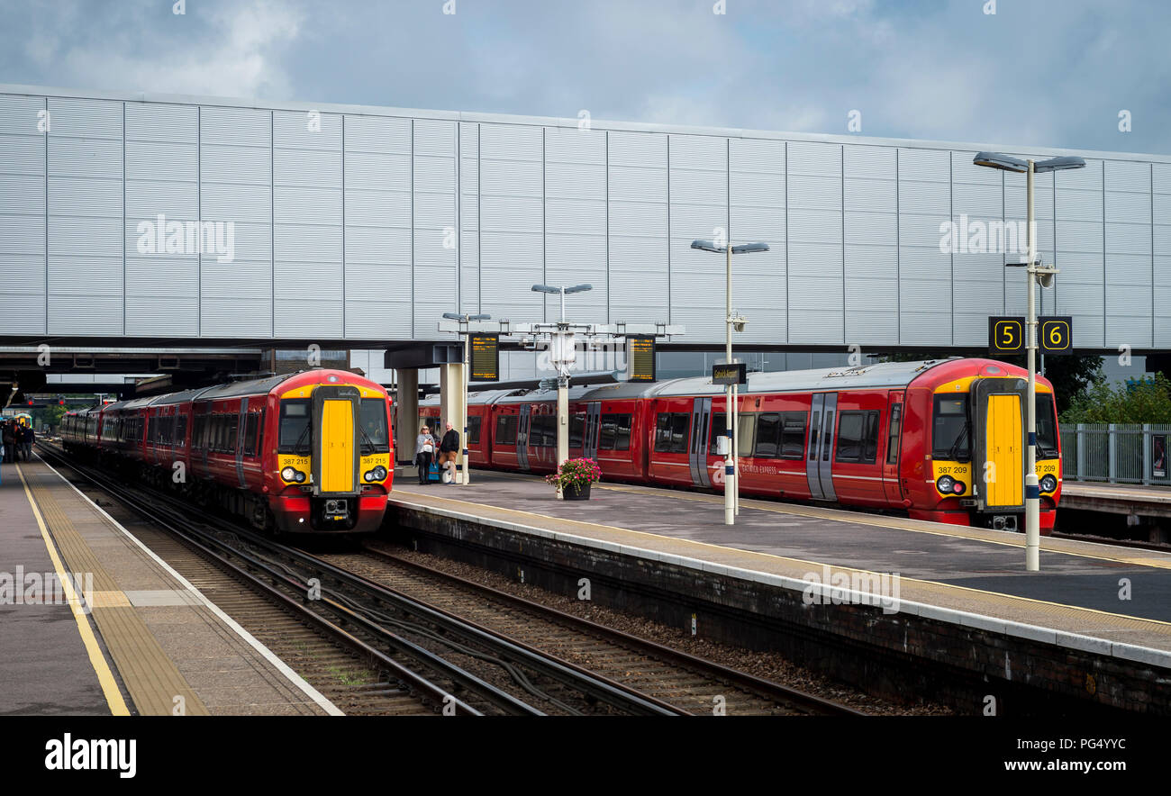 Classe 387 treni passeggeri in Gatwick Express livrea, all'Aeroporto di Gatwick alla stazione ferroviaria, Inghilterra. Foto Stock