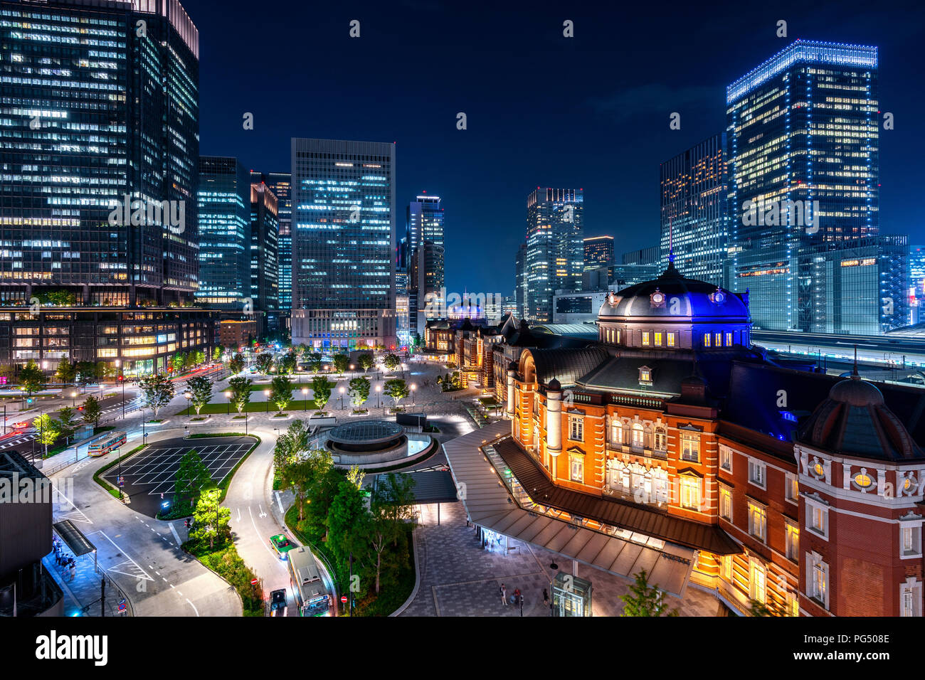 Tokyo alla stazione ferroviaria e al quartiere degli affari la costruzione di notte, Giappone. Foto Stock