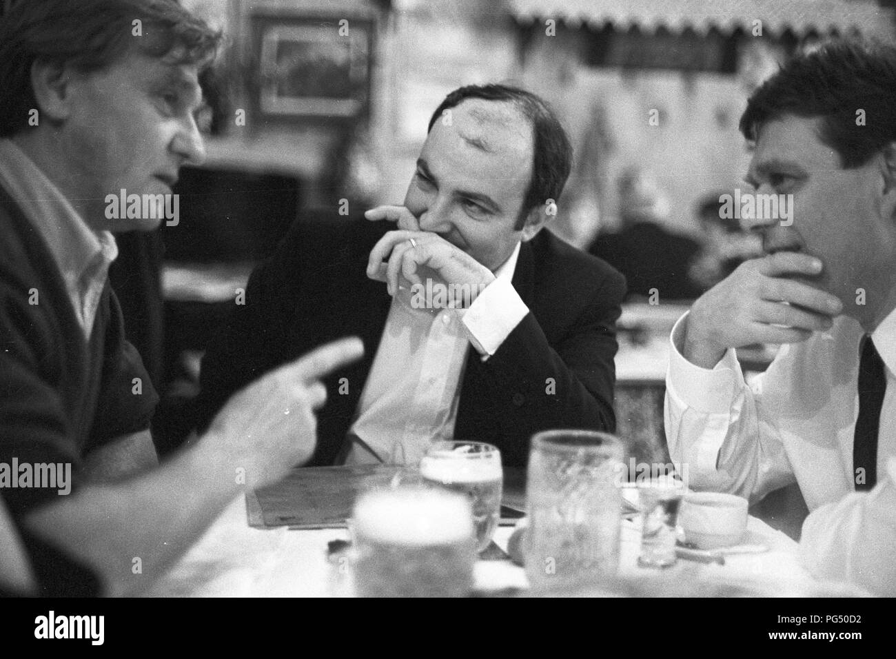 Il giornalista ceco Karel Bartosek con un membro dell'Ambasciata francese in un ristorante di Wiener Neustadt dopo la visita di una mostra del pittore ceco Otakar Slavik. Foto Stock