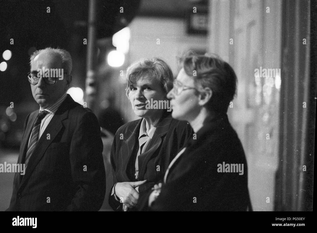 L'artista ceco Jiri Kolar con il traduttore Susanna Roth (a destra) a Vienna nel 1989. Kolar ha lavorato come un poeta così come un pittore. Egli è stato uno dei firmatari della carta 77 (insieme al più tardi il Ministro degli Esteri Jiri Dienstbier e successivamente il Presidente Vaclav Havel). Foto Stock