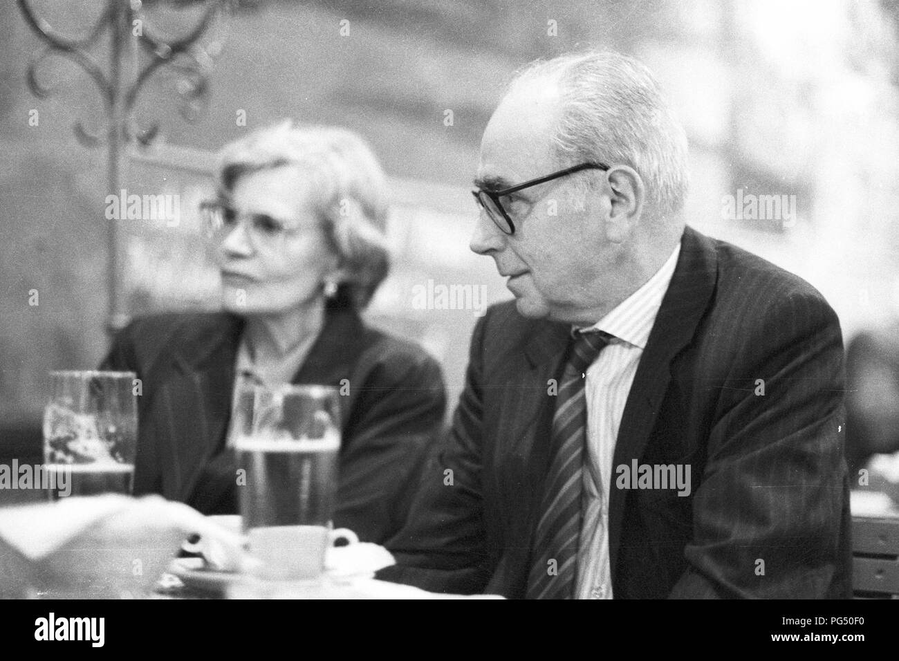 L'artista ceco Jiri Kolar e il traduttore Susanna Roth in un ristorante a Vienna nel 1989. Kolar ha lavorato sia come un poeta e pittore. Egli è stato uno dei firmatari della carta 77 (insieme al più tardi il Ministro degli Esteri Jiri Dienstbier e successivamente il Presidente Vaclav Havel). Foto Stock