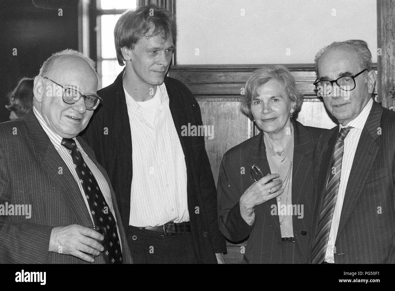 Ernst Jandl (estrema sinistra) e Jiri Kolar (destra) con la moglie a presentazione di Stato Austriaco premio per la traduzione letteraria a Vienna nel 1989. Foto Stock
