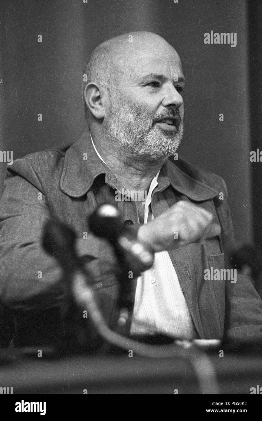 Il scrittore Ungherese Istvan Eorsi dà una conferenza stampa in occasione di una riunione della Oesterreichische Gesellschaft fuer Literatur (letteratura austriaca società) a Vienna nel 1990. Foto Stock