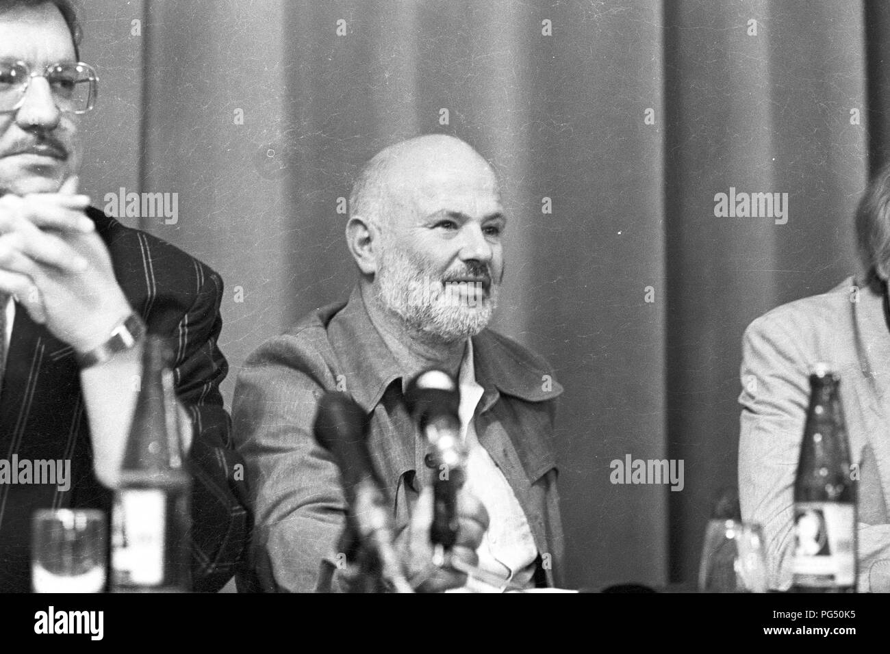 Il scrittore Ungherese Istvan Eorsi dà una conferenza stampa in occasione di una riunione della Oesterreichische Gesellschaft fuer Literatur (letteratura austriaca società) a Vienna nel 1990. Foto Stock