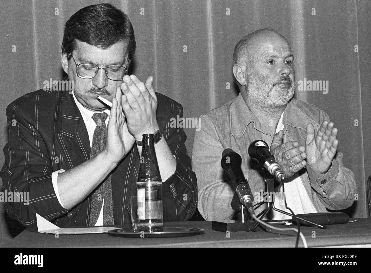 Il scrittore Ungherese Istvan Eorsi dà una conferenza stampa in occasione di una riunione della Oesterreichische Gesellschaft fuer Literatur (letteratura austriaca società) a Vienna nel 1990. Foto Stock