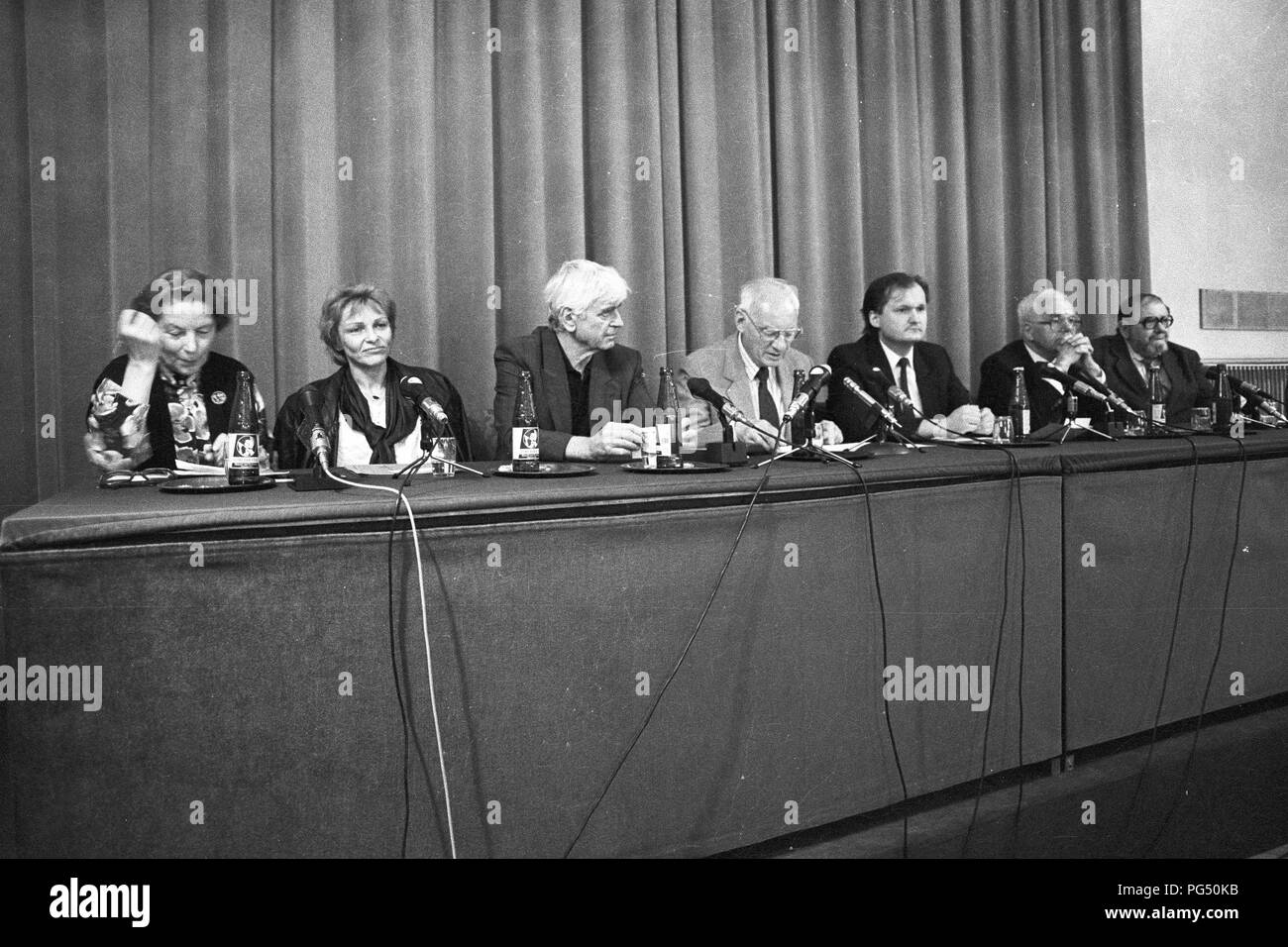 Conferenza stampa in occasione di una riunione della Società Austriaca per la Letteratura a Vienna 1990. Il terzo da sinistra è l'autore ungherese Miklos Meszoly, sulla destra il scrittore ceco Jan Trefulka. Foto Stock