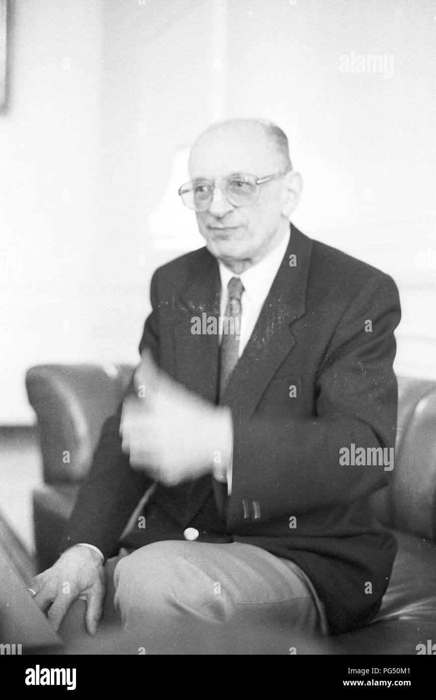 Intervista del giornalista Astrid Frefel con Bartoszewski, ambasciatore polacco in Austria. Foto Stock