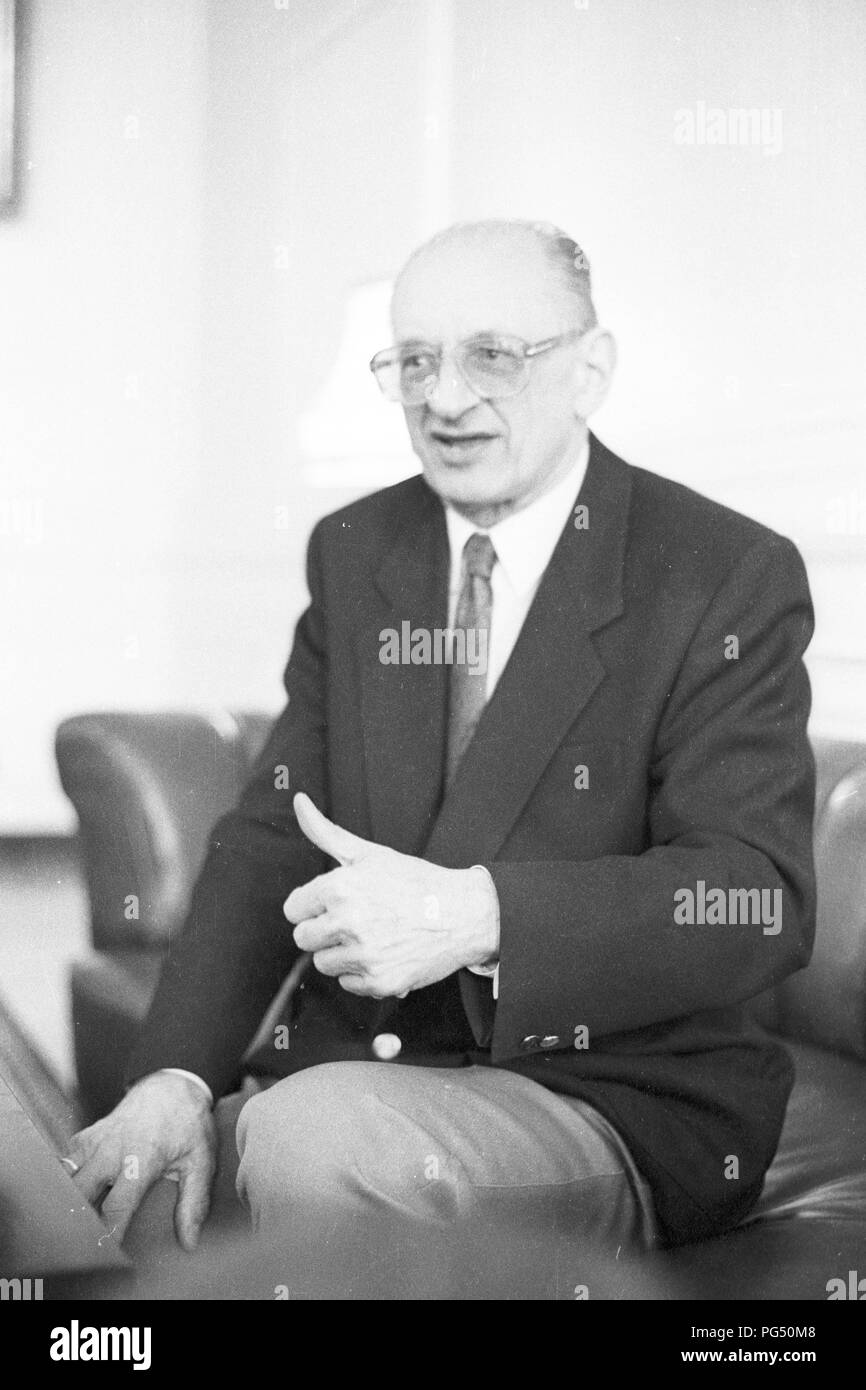 Intervista del giornalista Astrid Frefel con Bartoszewski, ambasciatore polacco in Austria. Foto Stock