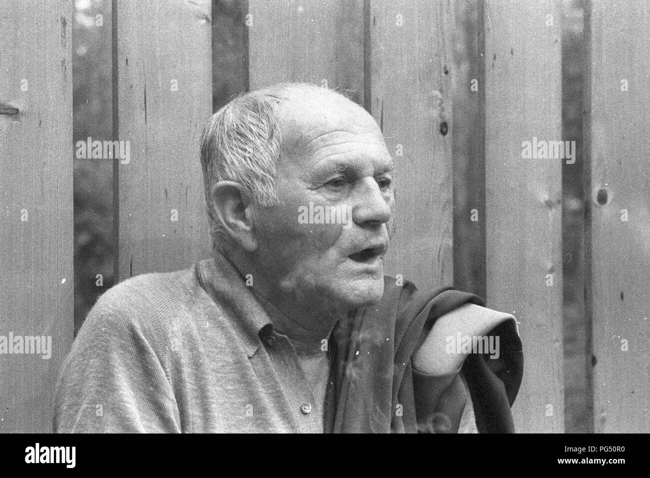 Il scrittore ceco Bohumil Hrabal nel giardino della sua casa estiva di Kersko vicino a Praga. Foto Stock