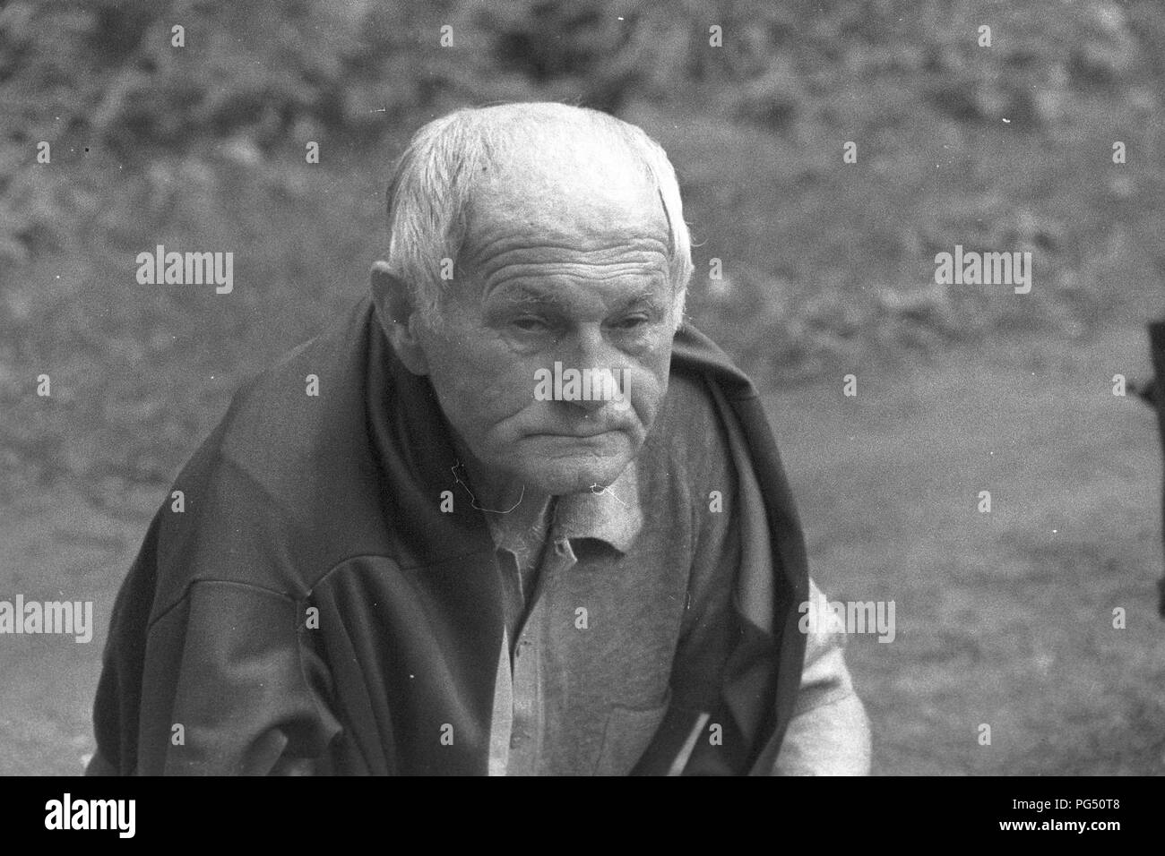 Il scrittore ceco Bohumil Hrabal nel giardino della sua casa estiva di Kersko vicino a Praga. Foto Stock