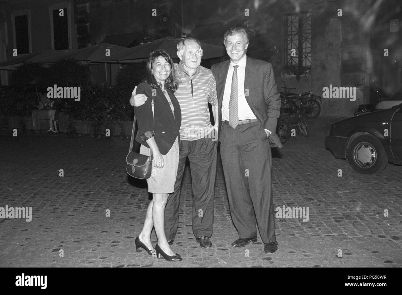 Il scrittore ceco Bohumil Hrabal (al centro) con gli organizzatori del premio letterario Premio Capri, Olga Maria Cortese e Claudio Angelini. Foto Stock