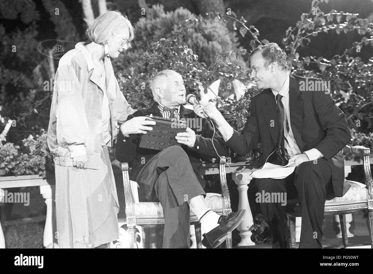 'L'scrittore ceco Bohumil Hrabal (centrale) in occasione della presentazione del premio letterario ''Premio Capri''. A sinistra di Hrabal è il suo traduttore Susanna Roth, sulla destra l'organizzatore della cerimonia, Claudio Angelini.". Foto Stock