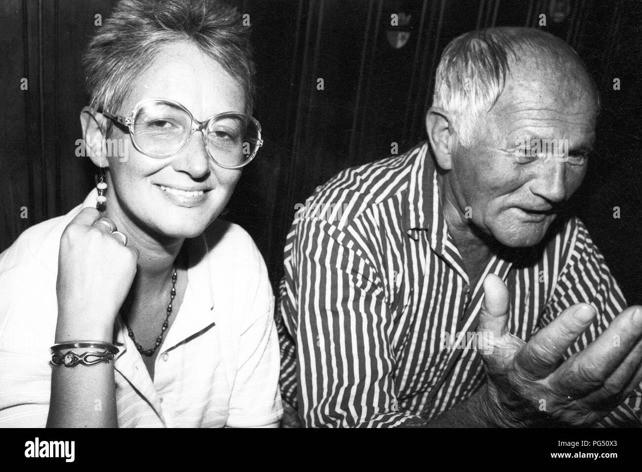 'L'scrittore ceco Bohumil Hrabal e il traduttore Susanna Roth nel ristorante ''Zum Goldenen Tiger''." Foto Stock