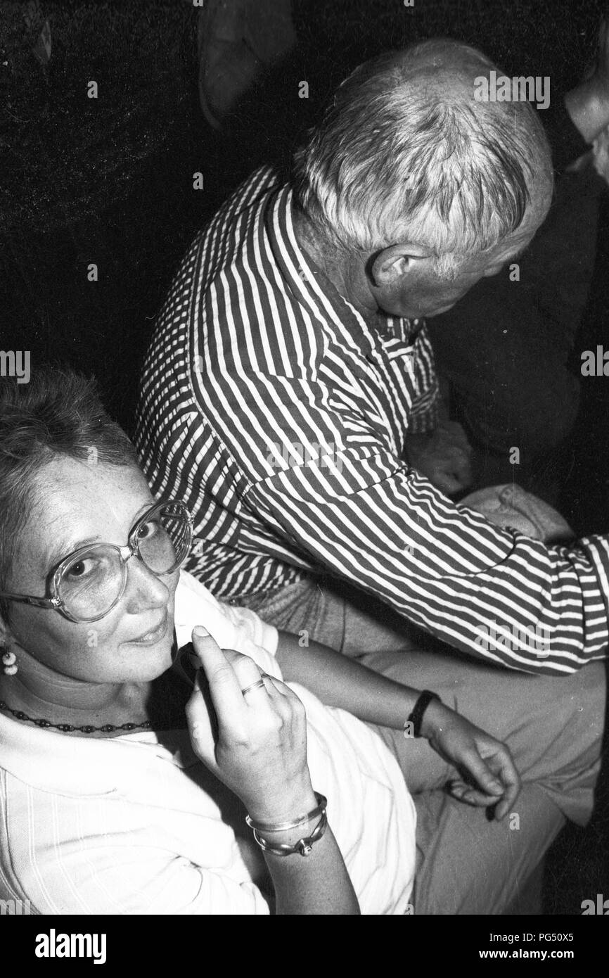 'L'scrittore ceco Bohumil Hrabal e il traduttore Susanna Roth nel ristorante ''Zum Goldenen Tiger''." Foto Stock